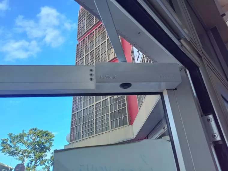 Pour porte à fermeture automatique